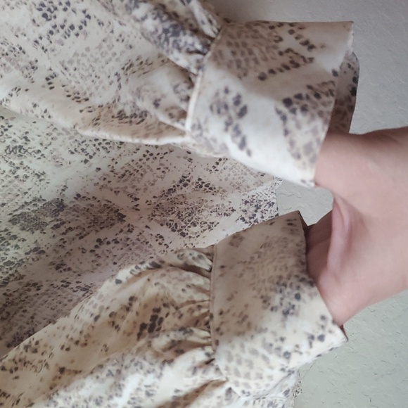 4/$20 Ava & Viv Women Top Beige Snakeskin Print Blouse Balloon Sleeve V Neck 2X - Picture 6 of 8